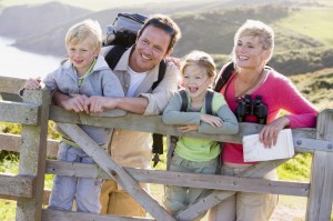 Family on fence (800x533)