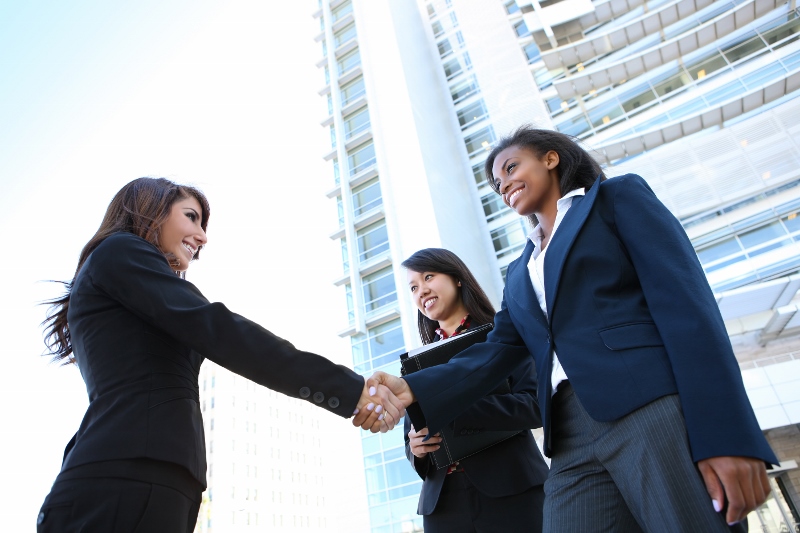 diverse women shaking hands-shutterstock_58300276 (800x533)